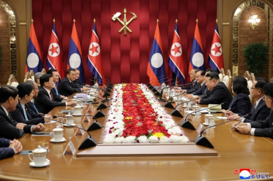 President Thongloun Holds Talks with Kim Jong Un